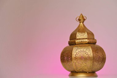 Ramazan zamanı. Pembe arka planda altın fener Mübarek. Müslüman bayramı Ramazanı. dini bayram geçmişi