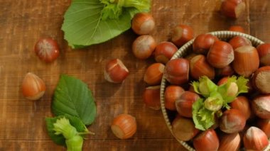 Tahta bir masada fındıklar. Tarım organik fındık. Yukarıdan bak. Sebze protein kaynağı. Sağlıklı yemek. Sağlıklı yağlar. Tarım organik, olgun fındık.