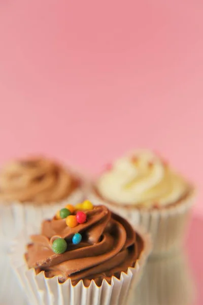 Bolinhos de creme. Bolos de chocolate branco e preto.Sobremesa de chocolate. Uma mesa doce. Doces e sobremesas. Produtos de padaria e sobremesas — Fotografia de Stock