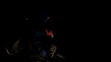 Katil ve ceset. Suç mahalli. Katil karanlıkta omzunda bir ceset taşıyor. Cinayet ve suç kavramı. Karanlık bir parkta siyah bir çantada manyak ve kurban..