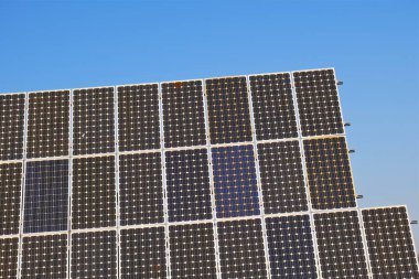 Güneş panelleri. Ekoloji enerji konsepti. Güneş enerjisi çiftliği. Güneş panelleri. Doğadan gelen alternatif yenilenebilir enerji. Güneş enerjisi teknolojisi. Alternatif enerji kaynakları.