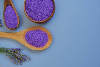 Ahşap kaşıklarda lavanta özlü lavanta tuzu seti ve lavanta çiçekleri. Lavanta özlü vücut için organik kozmetik.