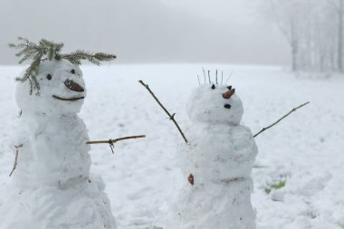 Kardan adam çifti. Şimdi de adam figürü. Kar heykeli. Kardan adam yapmak için. Kış eğlencesi ve oyunları. 