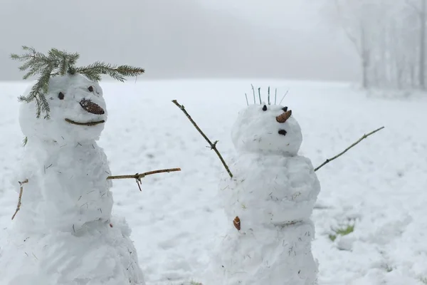 雪人组合，雪人组合。做雪人，做雪人。冬天的乐趣和游戏. — 图库照片