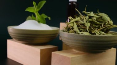 Kurutulmuş stevia yaprakları, stevia tozu ve stevia sıvısı özü.