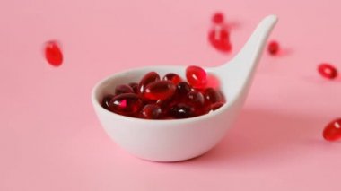 Beyaz seramik bir kaşıkta kril yağı. Omega yağ asitleri. Uçan kapsüller kırmızı kril yağı. Doğal takviyeler ve vitamin.