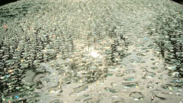Vattendroppar. Glänsande droppar vatten.Vatten bubblar och droppar textur.Regn. Regndroppar. Vatten bakgrund med droppar. — Stockvideo