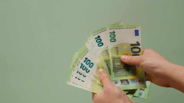 Monnaie euro.Cent billets en euros groupés dans des mains féminines sur un fond vert. Billets en euro.Argent et finance.Finances et épargnes.Argent de fond. — Video