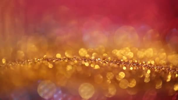 金色の輝き。ボケの成長。輝くボケの背景。シャイニー・フェスティバル背景クリスマスの背景。黄金の輝きの質感が落ちる。柔らかい焦点。金色の美しいボケの背景. — ストック動画