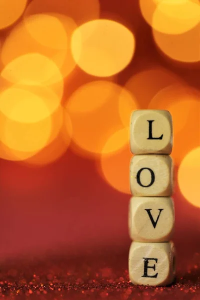 Amor Dia dos Namorados. Inscrição amor feito de letras de madeira sobre fundo brilho com bokeh.Love símbolo dourado — Fotografia de Stock