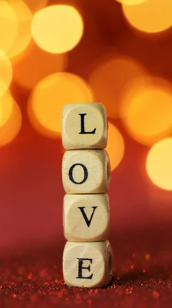 S láskou. Valentýn. Inscription láska na třpytivém pozadí se zlatým bokeh.Love symbol — Stock fotografie