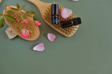 Gül yağı, Aromaterapi ve kozmetik. Cam şişeler, yeşil arka planda gül çiçekleri. Organik doğal gül yağı. Organik kozmetik.