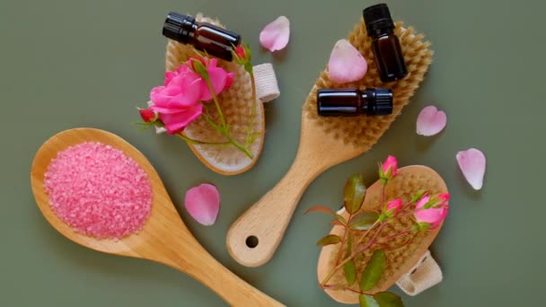 Olejek eteryczny różany i sól z ekstraktem z róży.Aromaterapia i kosmetyki. — Wideo stockowe