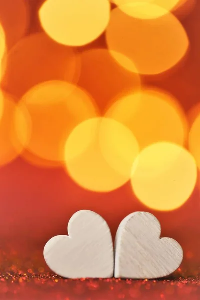 Kocham. Walentynki. Symbol miłości. dwa serca na czerwonym tle brokatu ze złotym bokeh. Walentynki tło w odcieniach czerwieni. — Zdjęcie stockowe