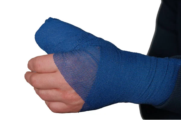 Δεμένο χέρι απομονωμένο σε λευκό φόντο. χειρουργικός επίδεσμος στο βραχίονα.Κατάγματα, διαστρέμματα και επίδεσμοι.Φάρμακα. Χειρουργική ενδυμασία. Σπασμένο χέρι. — Φωτογραφία Αρχείου
