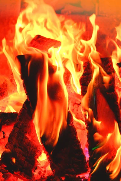 Plamen. Oheň a plameny jiskry a plameny zblízka. Mnohobarevný plamen.Palivové dříví hoří v ohni.Kouzelný plamen. — Stock fotografie