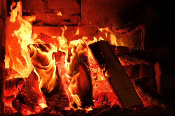 Fiamma. Fuoco e fiamme scintille e fiamme. Camino con tronchi e fiamme.Fiamma multicolore.legna da ardere in falò. — Foto Stock