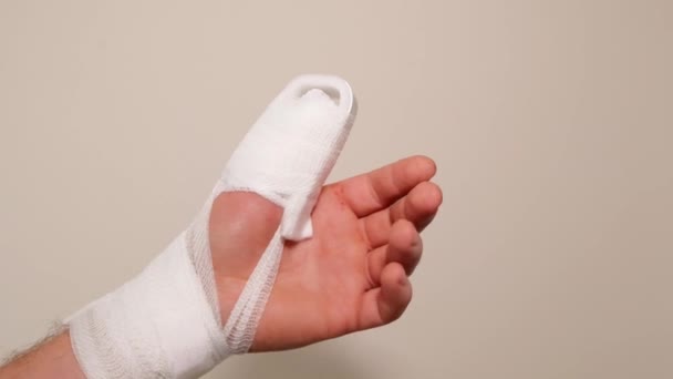 White bandages and a splint on the arm.Broken arm.Bandage and splint on the finger.Bandaged hand.Fractures and sprains.Medicine concept. Surgical dressing. — Stock Video