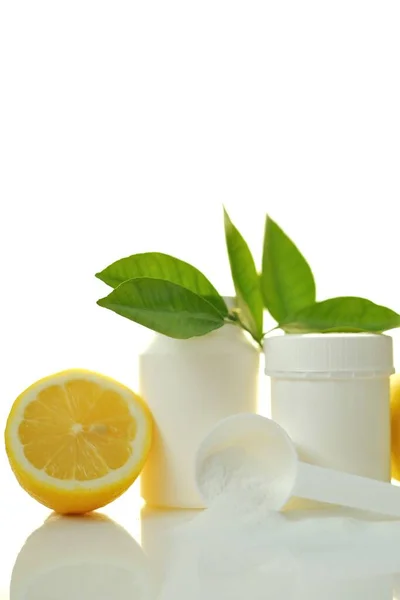 C-vitamin C-vitamin por, fehér kanál, fehér tégely és citrom zöld levelek izolált fehér hátterben.Vitaminok és ásványi anyagok. Egészségügy és orvostudomány. — Stock Fotó