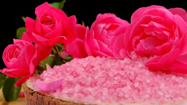 Cosmétiques sel à l'extrait de rose.Rose cosmétiques sel sur une scie en bois.Aromathérapie et cosmétiques.fleurs roses et cosmétiques roses sel. — Video