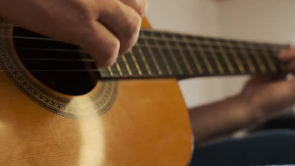 Muž hrající na kytaru. Ruka na struny kytary. Melodie a hudba.Hudební a hudební nástroje koncepce. — Stock video