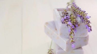 Lavanta sabunu ve lavanta çiçekleri ahşap, şık arka planda. Eflatun özüyle kozmetik. Romaterapi ve spa.