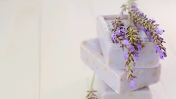 Lavendelseife und Lavendelblüten auf hölzernem Shabby Chic Hintergrund. Kosmetik mit Lavendelextrakt. Aromatherapie und Wellness — Stockvideo
