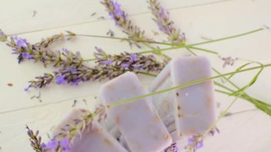 Lavanta sabunu ve lavanta çiçekleri. Romaterapi ve spa. Lavanta özü ile kozmetik.