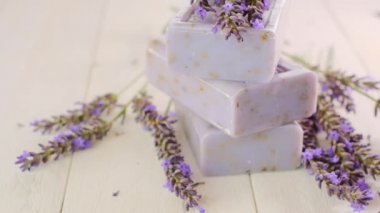 Lavanta sabun ve lavanta çiçekleri beyaz ahşap şık arka plan. Lavanta özüyle kozmetik. Romaterapi ve spa.