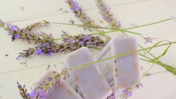 Riegel Lavendelseife und Lavendelblüten. Aromatherapie und Wellness. Kosmetik mit Lavendelextrakt. — Stockvideo