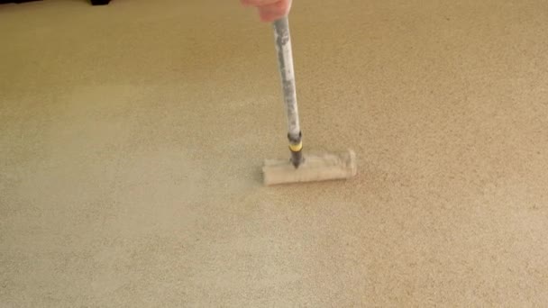 Väggmålning.Home renovering utanför.Roller målning väggarna i huset i beige sand färg.Hand av en dekoratör målning en vägg med en rulle. — Stockvideo