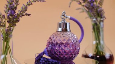 Lavanta kokusu. Eflatun kokulu, lavanta kokulu ve bej bir arka planda lavanta çiçekleri. Rotasyon. Aromaterapi ve güzellik kavramı. Lavanta özü.