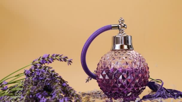 Lavender Perfume і лавандні квіти на бежевому задньому плані. Ароматерапія і краса концепт. — стокове відео