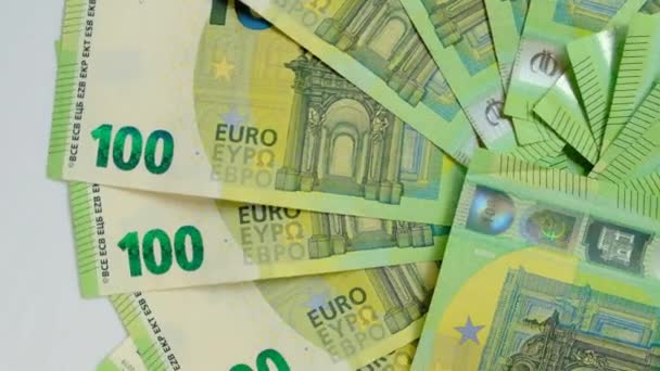 100 euro achtergrond. Bankbiljetten van honderd euro op een witte achtergrond. Valuta van de Europese Unie — Stockvideo