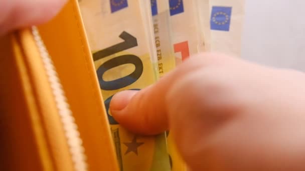 Money.Euro notas em uma bolsa amarela em mãos femininas em um fundo claro.Euro moeda. Moeda da União Europeia — Vídeo de Stock