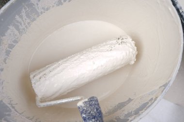 Paten ve boya. Bej boyalı bir kovada inşaat işleri. Bej tonlu ev boyası. Duvar boyası ve yenileme. 