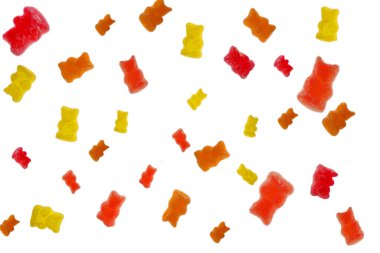 Jöle beyaz arka planda izole edilmiş. Beyaz arka planda çok renkli jöle ayılar. Sarı ve kırmızı renkli tatlı desenler. Tatlılar ve tatlılar.