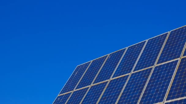 Солнечная энергия. Солнечные панели на голубом фоне неба в солнечный день. Альтернативные источники энергии. — стоковое видео
