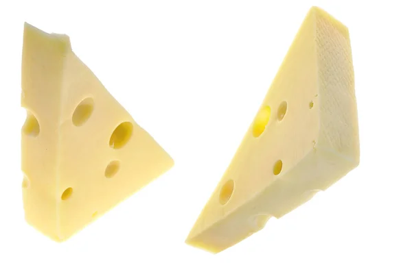 Kaas stuk geïsoleerd op een witte achtergrond. Melkproducten. Driehoek kaas — Stockfoto