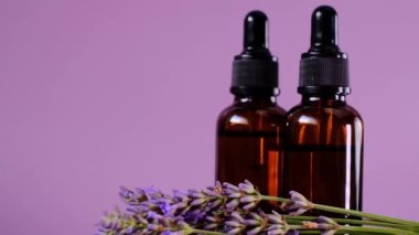 Lavanta özü. Lavanta kokulu esans. Aromaterapi ve masaj