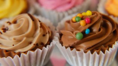 Kremalı kekler. Tatlılar ve tatlılar. Çeşitli tatlı masalar. Pişmiş yiyecekler ve tatlılar