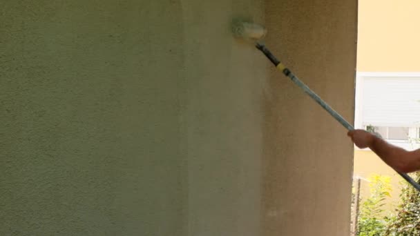 Remont domu na zewnątrz.Malowanie ścian.Roller i farby. — Wideo stockowe