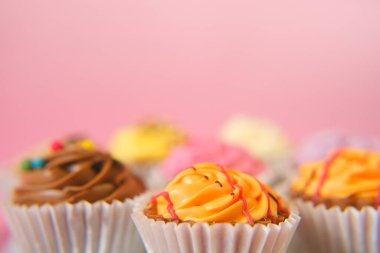 Kremalı kekler. Pastalar. Kremalı tatlı. Çeşitli tatlı masalar. Tatlılar ve tatlılar. Pişmiş mallar 