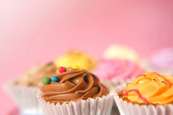 Grädde cupcakes.cakes på en rosa bakgrund.Grädde dessert. Fint bord. Sötsaker och desserter. Bakverk — Stockfoto