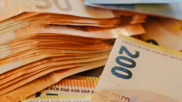 Euro current cy.Bundles of euro money (англійською). Вид зверху. Банкноти євро. Валютна операція — стокове відео