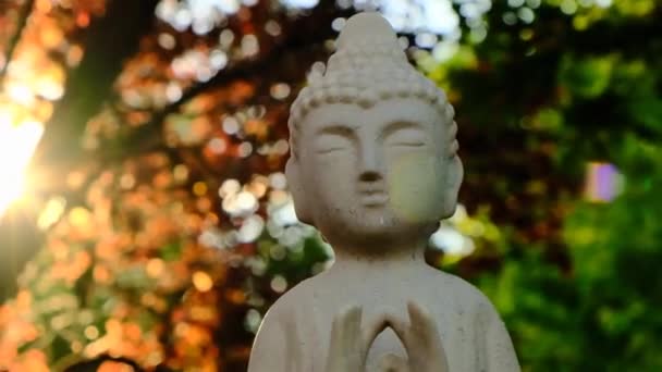 Buddha staty i solens strålar. Meditation och avslappning Zen. Buddhismen religion bakgrund.Lugn, balans och harmoni.Buddhismen symbol. — Stockvideo