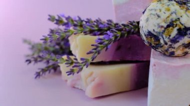 Lavanta sabunu ve banyo mantarı. Mor sabun ve lavanta çiçekleri mor arka planda. Romaterapi ve lavanta kokulu spa..