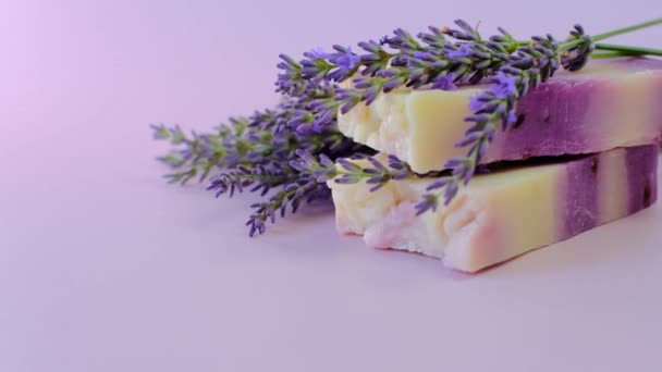 Seife Mit Lavendelextrakt Riegel Lila Seife Und Lavendelblüten Filmmaterial — Stockvideo
