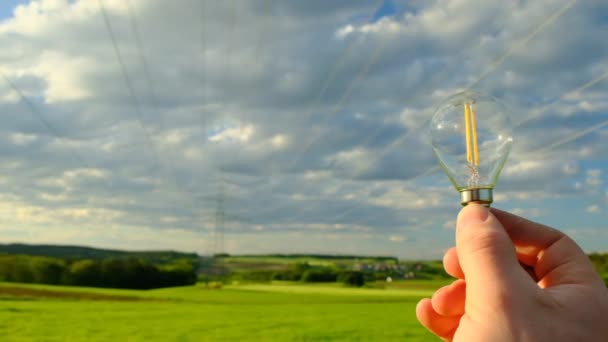 Energia Elektryczna Ekologiczna Żarówka Pylon Linii Elektroenergetycznej Materiał — Wideo stockowe