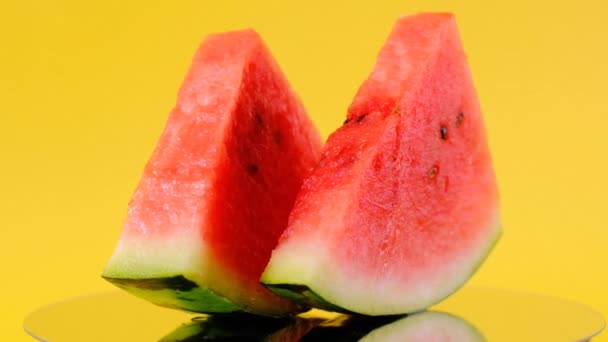Stukjes Watermeloen Een Heldergele Achtergrond Rotatie Rijp Watermeloen Een Cut — Stockvideo
